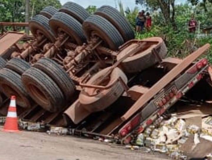 Carreta carga de cerveja tomba na BR 163 em Santarém Jornal O