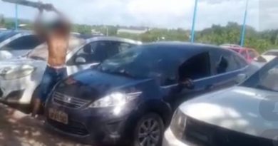 Vídeos – Homem destrói carro após flagrar suposta traição na praia do Maracanã