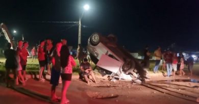 Santarém – Motorista perde controle da direção, atinge poste de energia elétrica e capota