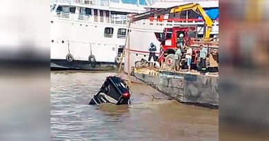 Caminhonete cai no rio Amazonas durante embarque no Porto do DER, em Santarém