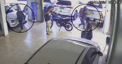 Vídeo flagra dupla assaltando revenda de veículos em Santarém