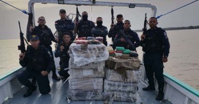 Perseguição policial no rio Amazonas termina com apreensão de cerca de 200 kg de drogas em Almeirim