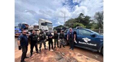 Equipe da Base Candiru apreende mercadoria irregular em embarcação com destino à Santarém