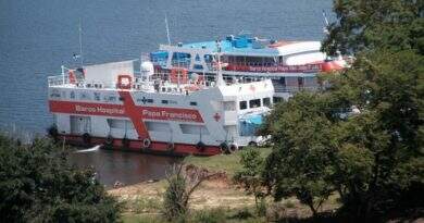 Barco Hospital Papa Francisco leva atendimento médico gratuito à região do Lago Grande, em Santarém