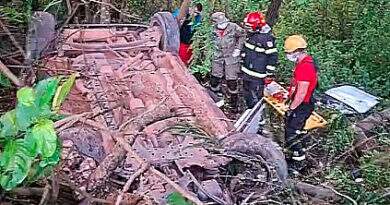 Motorista fica preso às ferragens após carro sair da pista e capotar em Santarém