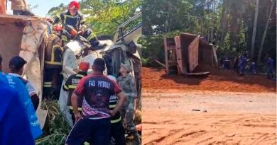 Motorista fica preso às ferragens após caçamba tombar na Curuá-Una, em Santarém